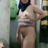 CIROYO Hijab Bogel Di Kamar Mandi.jpg