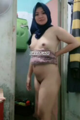 CIROYO Hijab Bogel Di Kamar Mandi.jpg