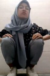 MAHASISWI Hijab Oleng Omek Di Toilet Kampus.jpg
