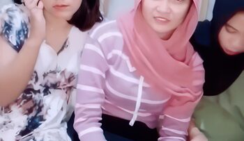 3 Cewek hijab Kena Gilirs 1.bmp