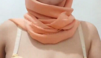 BUNDA LUSIE Hijab Ngocok Sotong.jpg