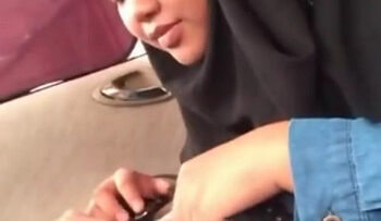 HIJAB Mahasiswi Nyotong Di Mobil.jpg