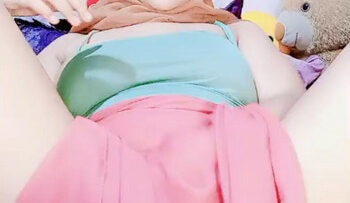 BABY JENNIENA Hijab Ngocok Dildo.jpg