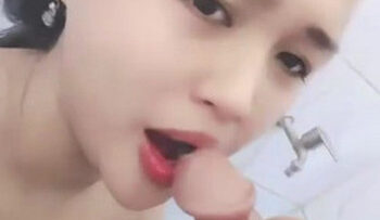 NANA TIWI Nyepong Crot Di Mulut.jpg