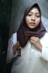 ITA Hijab Pakai Seragam Skolah Ngocok.jpg