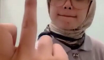 CEWE HIJAB Tantangan Omek Di Toilet Mall.jpg