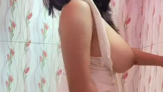 DEWIK Toples Di Kamar Mandi.jpg