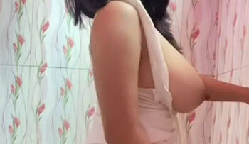 DEWIK Toples Di Kamar Mandi.jpg