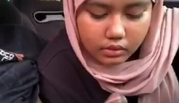 HIJAB Pink Ngokop Sotong Di Mobil.jpg