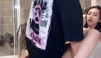 KARINA DI Genjot Di Atas Kursi.jpg