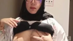 HIjab Karyawan Tobrut Pamer Di Toilet kantor