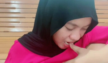 NONA HIJAB Di Kenyot Om Om.jpg